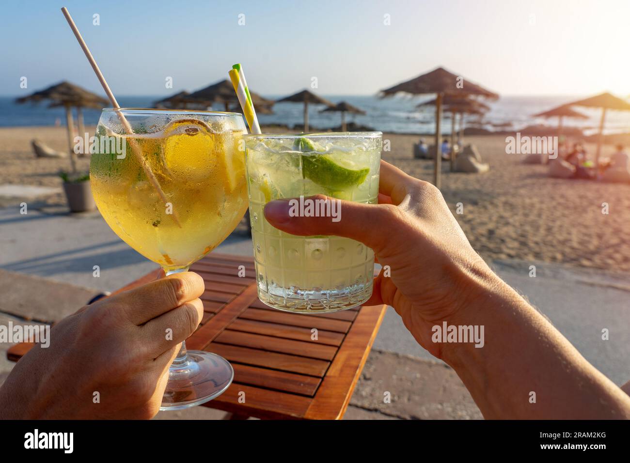 Boire des cocktails dans un bar de plage à Porto Portugal Porto tonic . Banque D'Images