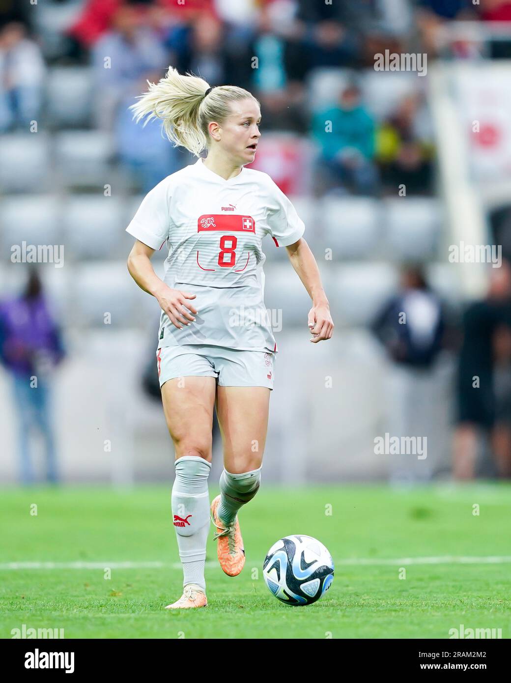 Biel, Suisse. 30th juin 2023. Suisse, Bienne, 30 juin 2023: Nadine Riesen (8 Suisse) contrôle le ballon lors du match international de football amical entre la Suisse et la Zambie à l'arène Tissot de Bienne, Suisse. (Daniela Porcelli/SPP) crédit: SPP Sport presse photo. /Alamy Live News Banque D'Images