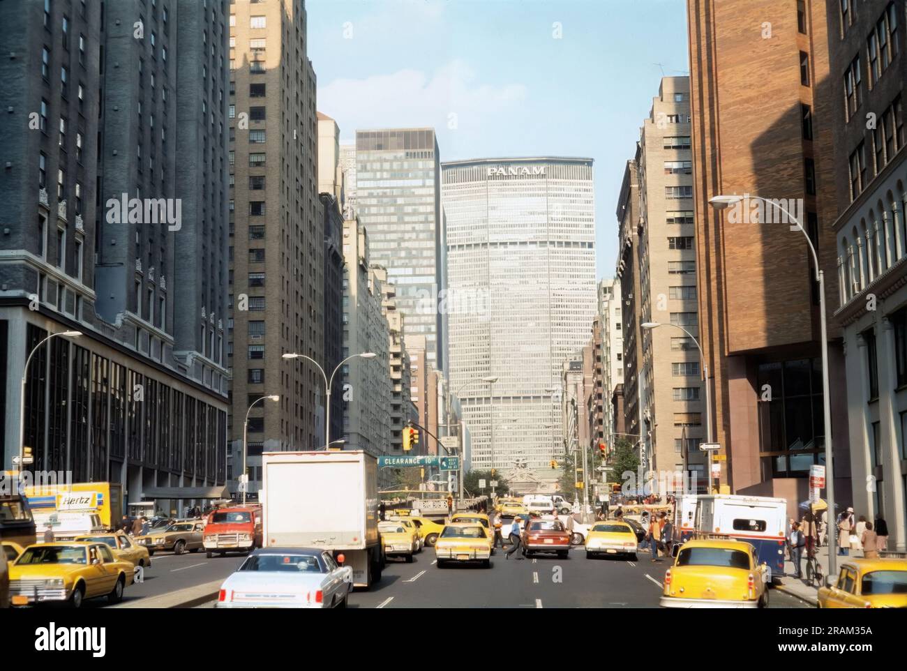 New York City, États-Unis- 8 septembre 1978 : intersection de East 33rd Street et Park Avenue, vue du bâtiment Pan Am (maintenant Metlife), voitures blindées Banque D'Images