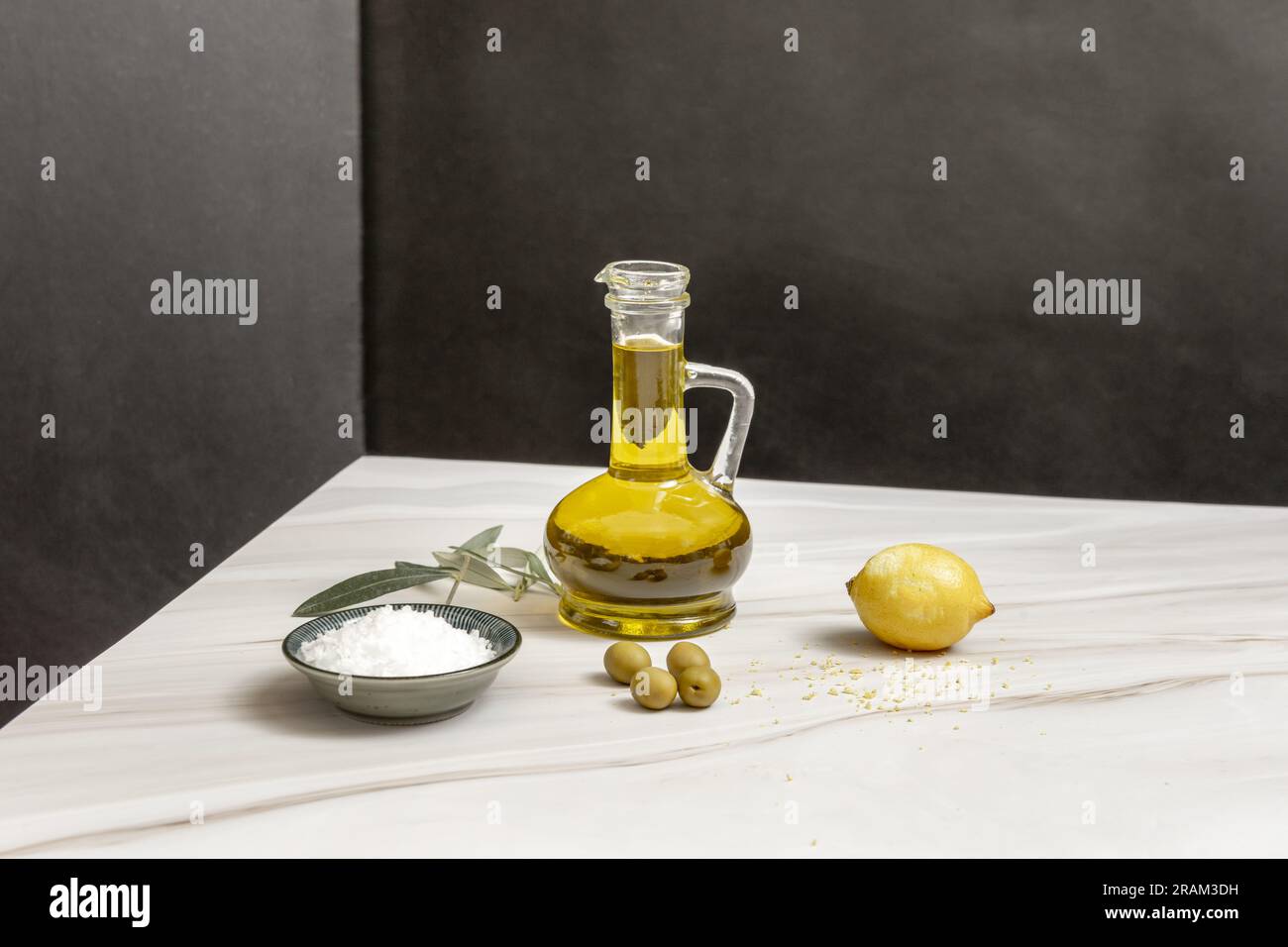 L’huile d’olive vierge, comme toutes les graisses, exige qu’elle soit stockée dans des conditions environnementales appropriées pour maintenir ses caractéristiques organoleptiques par rapport à tim Banque D'Images