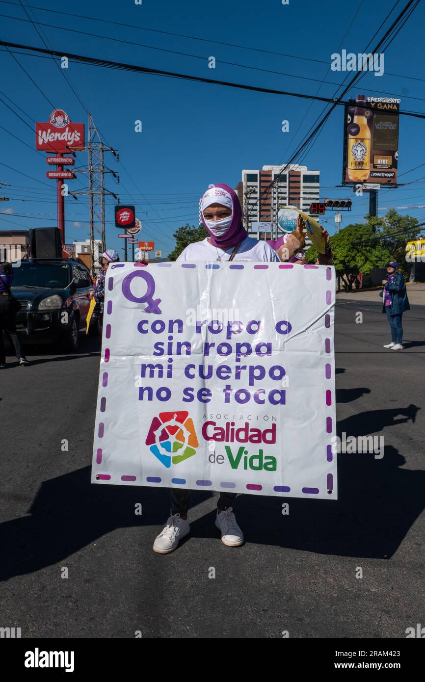 Tegucigalpa, Honduras - 25 novembre 2022 : une femme tenant un signe qui dit : avec ou sans vêtements, ne touchez pas mon corps » dans une manifestation pour l'Elim Banque D'Images