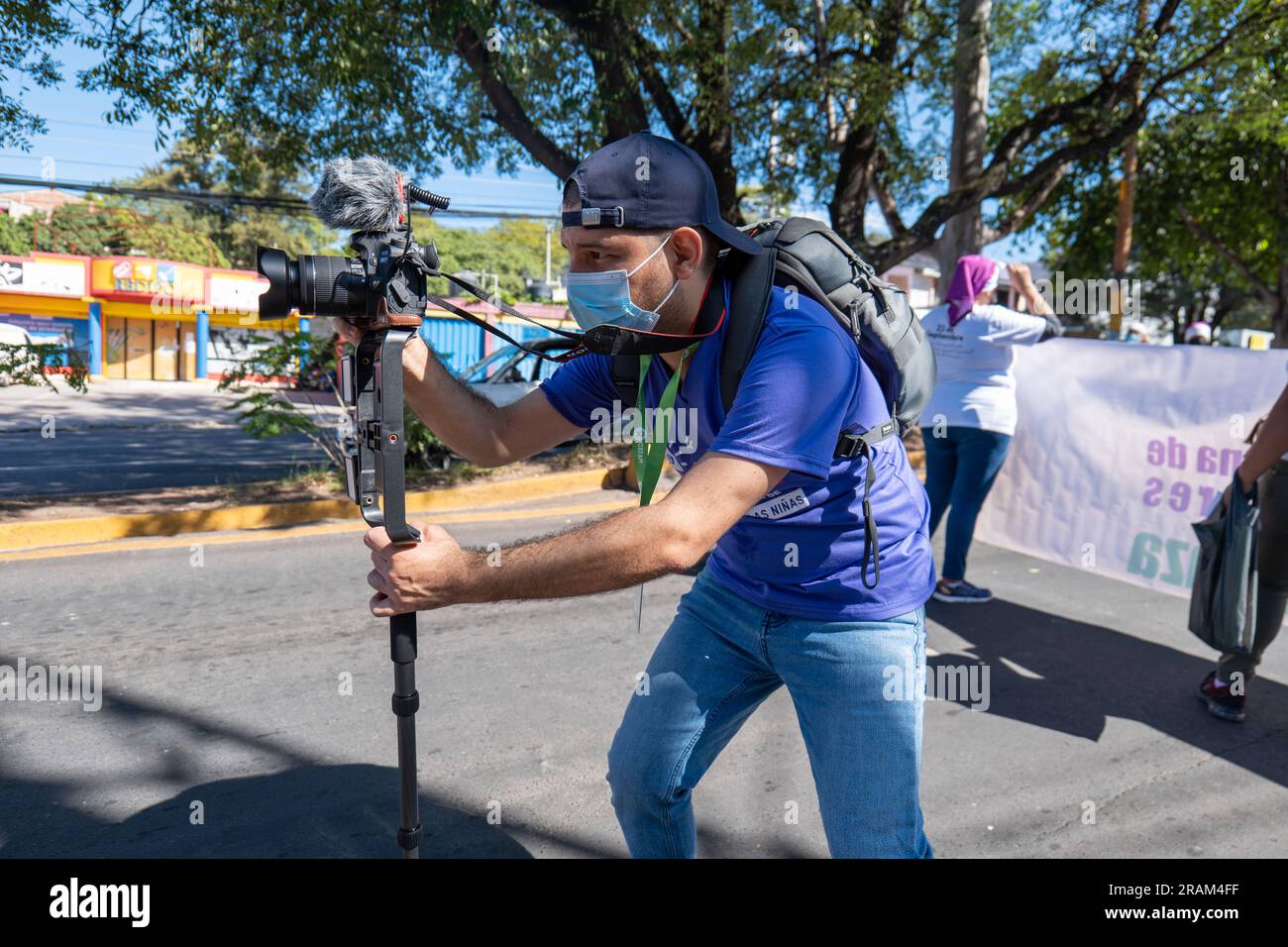 Tegucigalpa, Francisco Morazan, Honduras - 11 décembre 2022 : un homme avec masque tire avec un appareil photo reflex numérique sur un trépied dans une manifestation pour le D international Banque D'Images