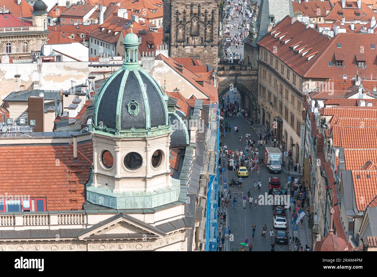 Prague, République tchèque - 14 septembre 2019 : rue Mostecka et pont Charles vus de l'église Saint Nicolas Banque D'Images