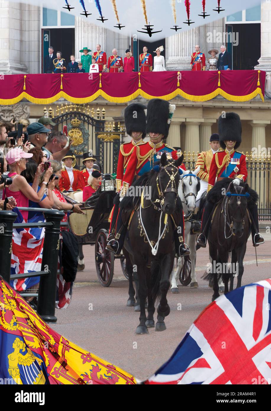 Montage King Charles III et les membres de la famille royale à cheval Trooping the Color Colour The Mall London England Banque D'Images