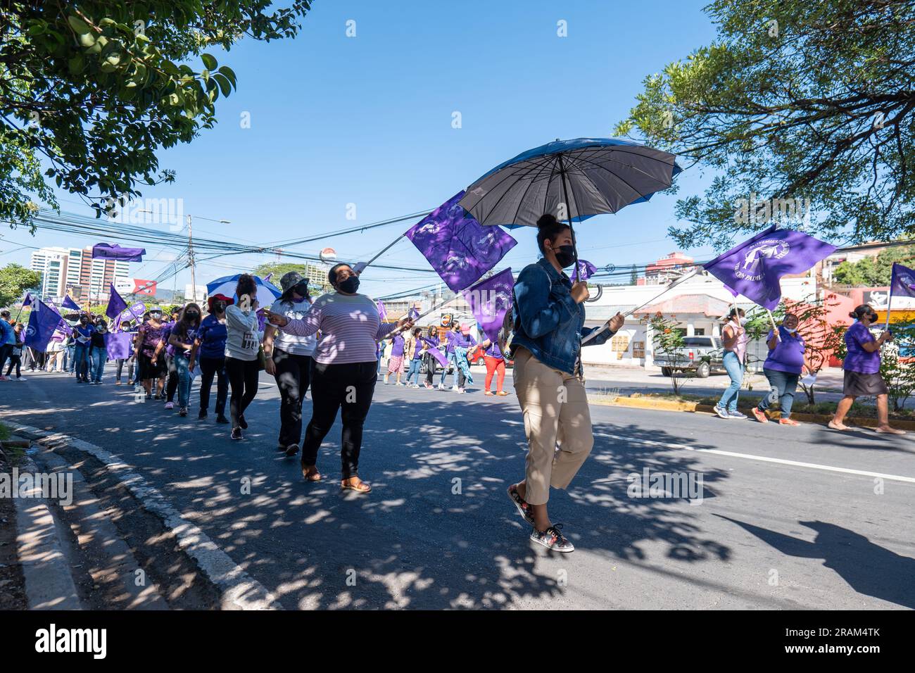 Tegucigalpa, Francisco Morazan, Honduras - 11 décembre 2022 : plusieurs femmes avec des drapeaux violets défilent pour la Journée internationale pour l'élimination de V. Banque D'Images