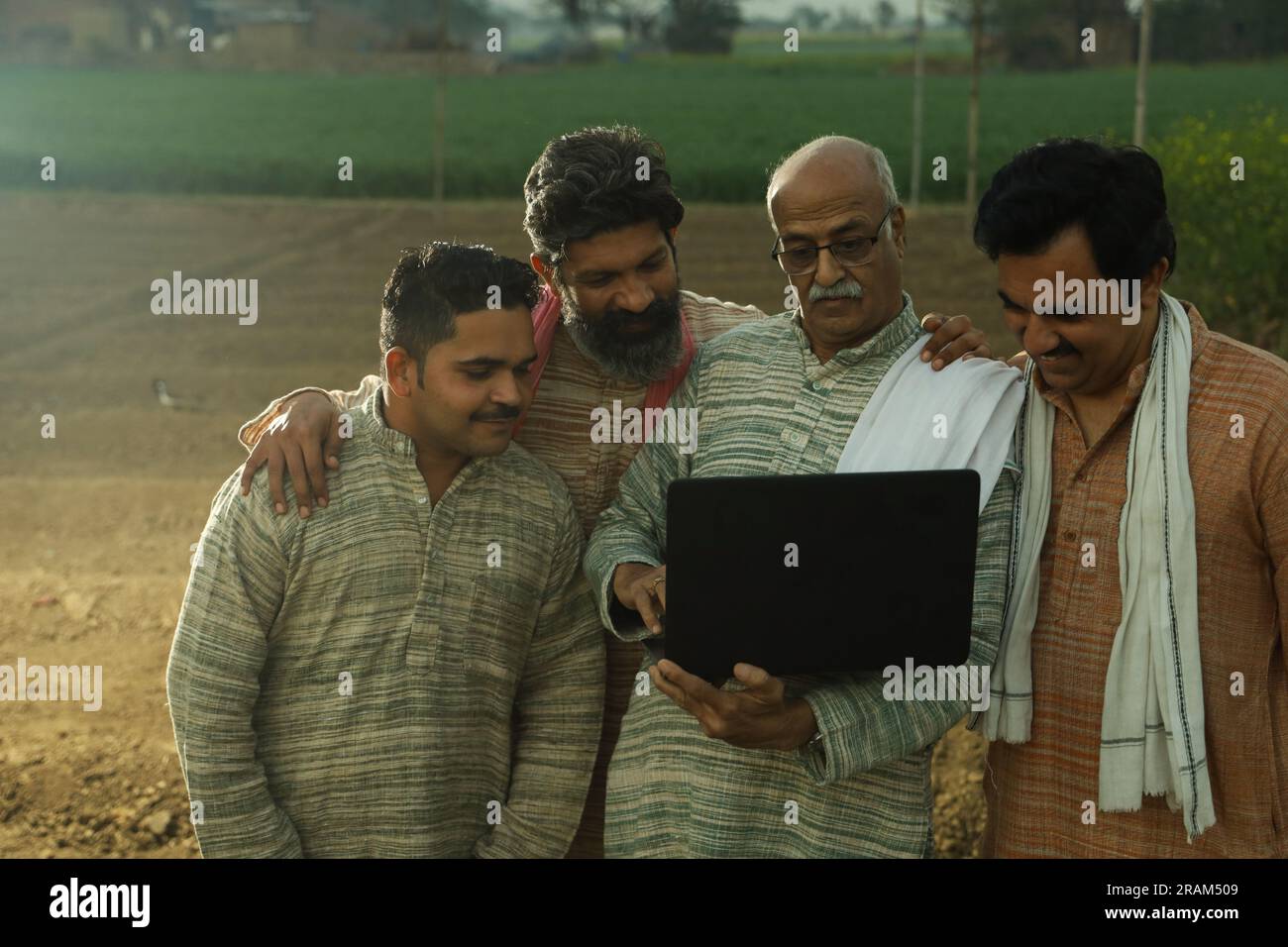 Belle composition de portrait de fermiers indiens debout dans le champ. Concept agricole décrivant l'attitude des agriculteurs. Agriculteur avantages agricoles. Banque D'Images