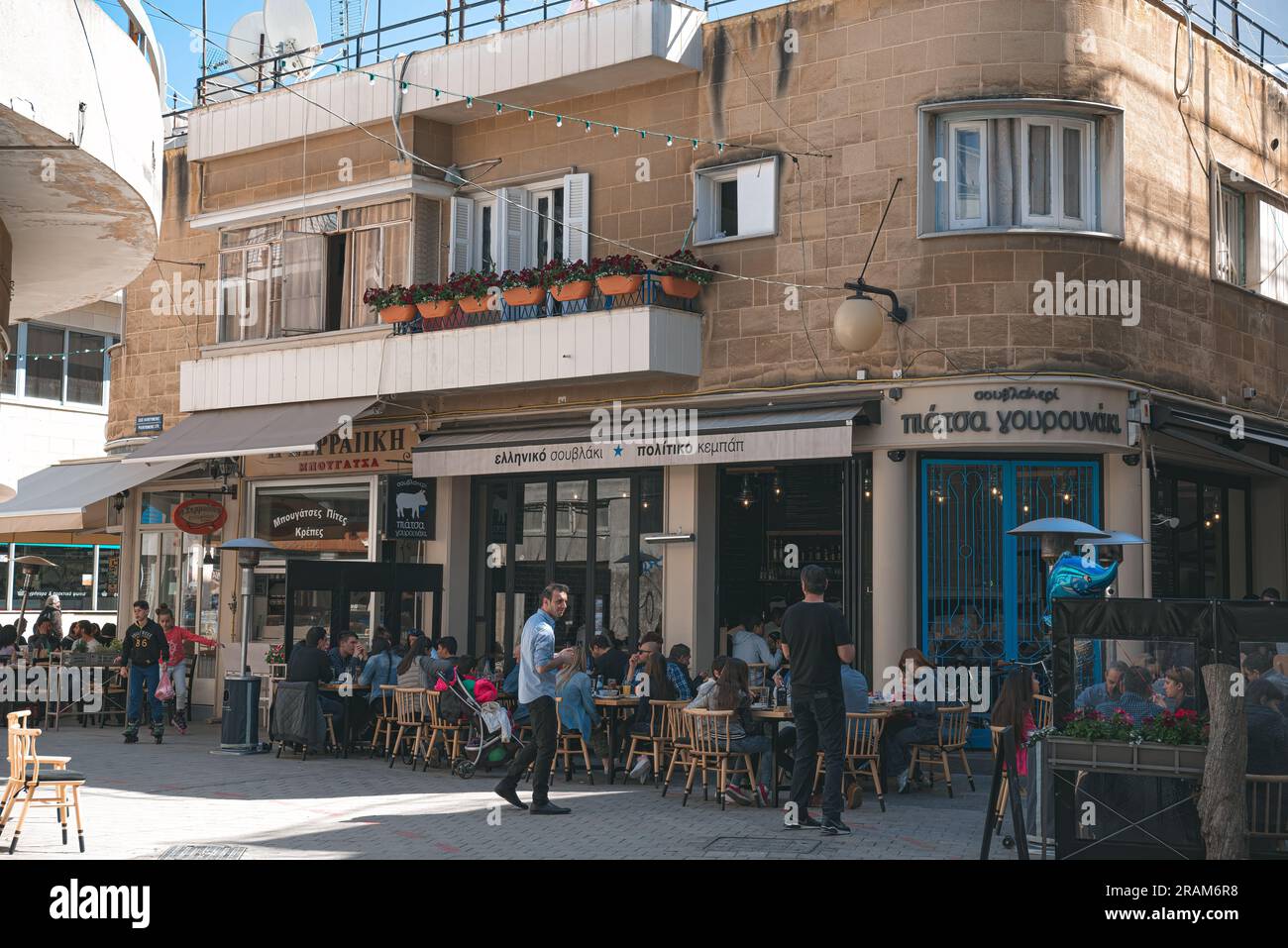 Nicosie, Chypre - 13 avril 2015 : les gens dans les restaurants de la rue Faneromenis dans le quartier historique de Nicosie Banque D'Images