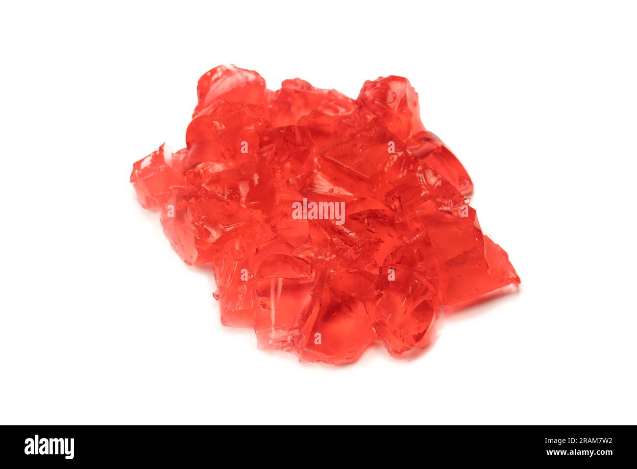 Dessert en gelée de fruits doux isolé sur fond blanc. Cubes de gélatine. Banque D'Images Dessert en gelée de fruits doux isolé sur fond blanc. Cubes de gélatine. Banque D'Images