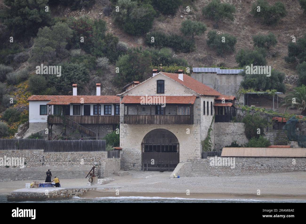 L'Arsanas Giovanitsa (bâtiment portuaire) du monastère Hilandar est un monastère construit sur le mont Athos Banque D'Images