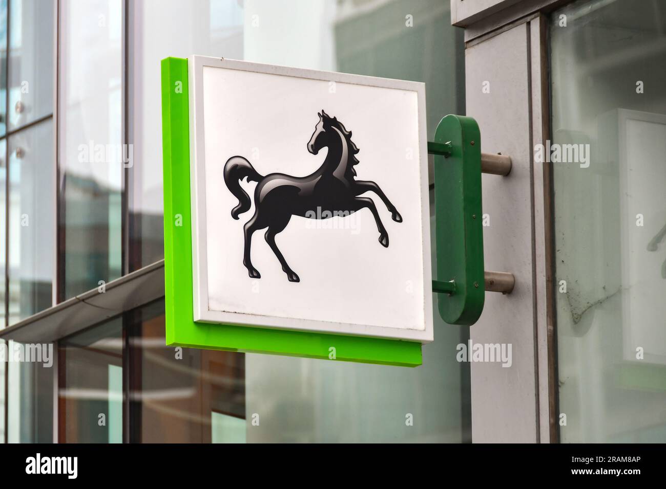 Londres, Angleterre, Royaume-Uni - 28 juin 2023 : panneau au-dessus de l'entrée d'une succursale de la banque Lloyds dans le centre de Londres. Banque D'Images