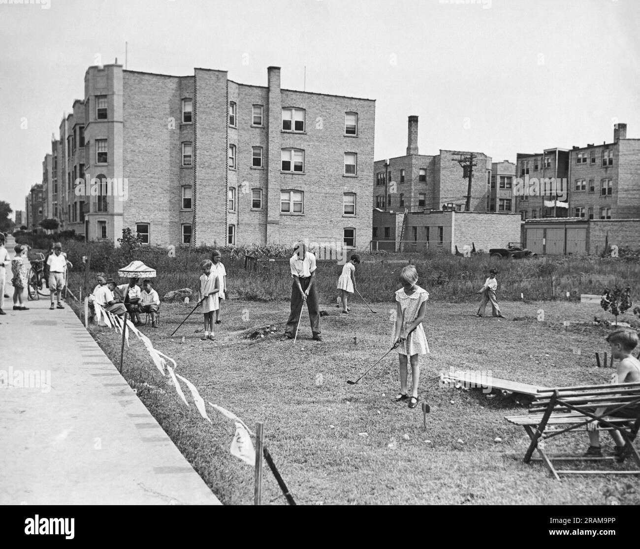 Chicago, Illinois, 9 août 1930 les jeunes qui jouent au mini-golf sur leur propre terrain de golf construit sur Granville Avenue et North Francisco Avenue, le prix est de cinq cents pour 18 trous. Banque D'Images