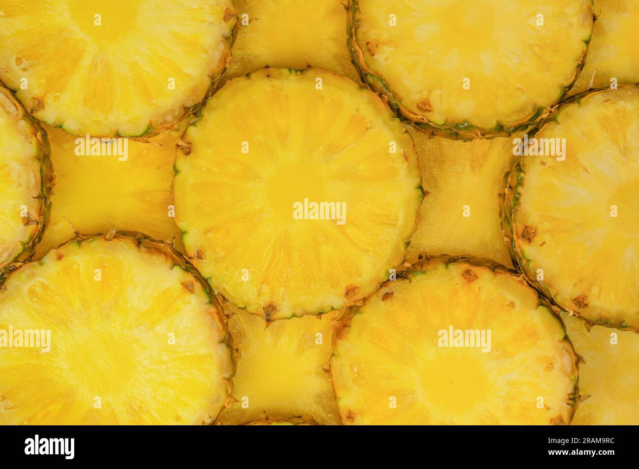 Ananas juteux de tranches jaunes comme un fond. Vue de dessus. Banque D'Images