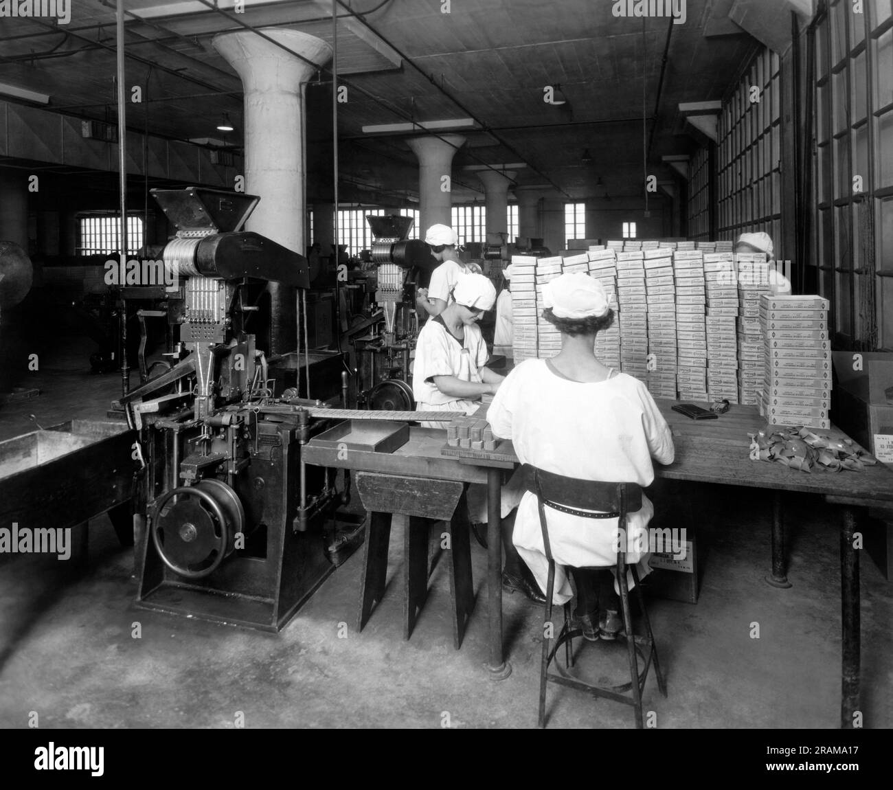 Long Island City, New York : 1923 le département d'emballage des chiclet de l'usine American Chicle Company. Banque D'Images