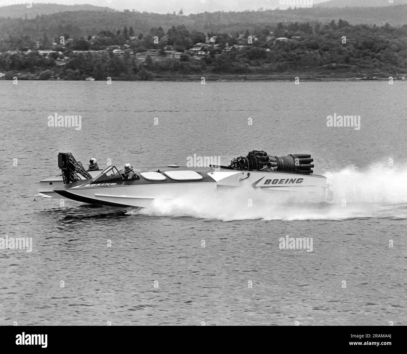 Seattle, Washington, C. 1961. L'Aqua-Jet sur le lac Washington, un jet-Engine expérimental de vitesse de bateau fait par Boeing. Il mesure 38 pieds de long avec une poutre de 17 pieds, peut atteindre des vitesses de 100 nœuds (115 mph) et est alimenté par un turbojet Allison J-3 avec une poussée de 4600 livres. Banque D'Images