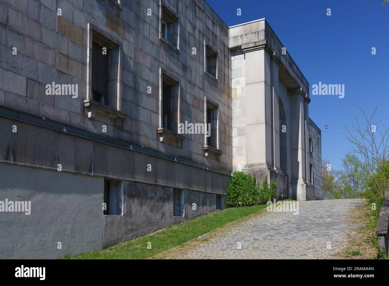 Ermany, Nuremberg, Reich Party Congress Grounds : vue panoramique avec rue courbe, Congress Hall (Traduction : Kongresshalle) Banque D'Images