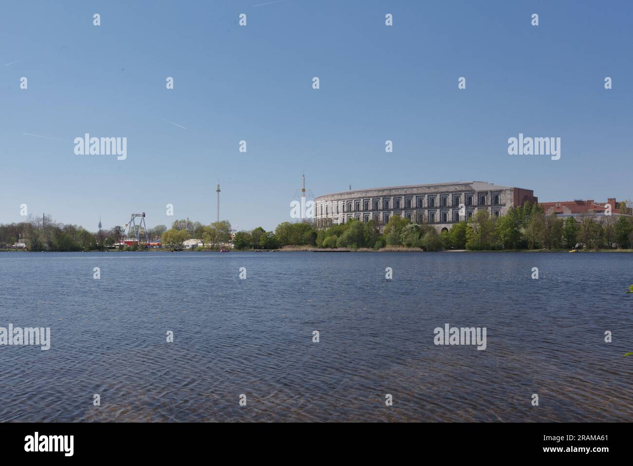 Ermany, Nuremberg, Reich Party Congress Grounds : vue panoramique avec rue courbe, Congress Hall (Traduction : Kongresshalle) Banque D'Images