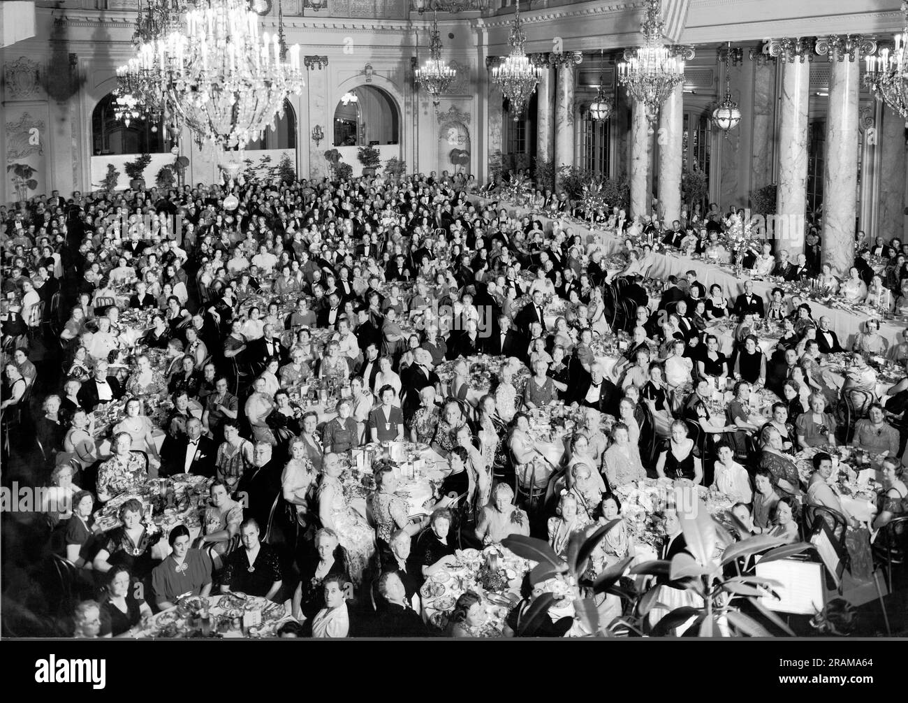 Californie: c. 1930 Une scène de banquet dans un hall élégant. Banque D'Images
