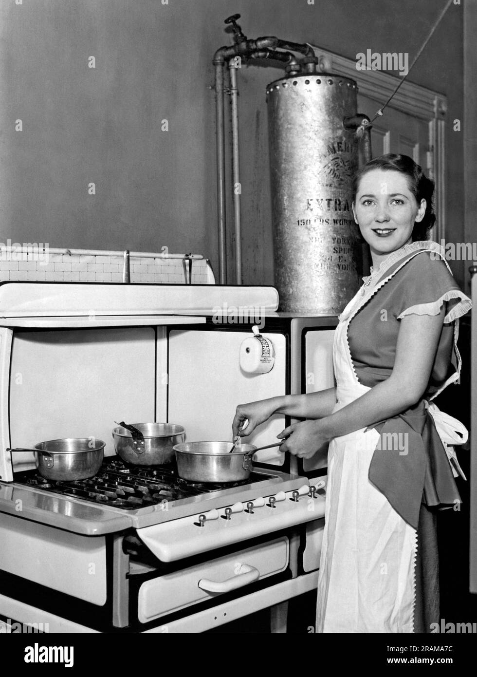New York, New York : 1929. Marie Bard, 22 ans, qui est le modèle de l'affiche de la Croix-Rouge de 1930 et du timbre-poste américain illustré par l'artiste Lawrence Wilbur. Elle ne fume pas, ne reste pas en retard, et cuit et nettoie pour sa mère, une pharmacienne, et son père, un importateur de café et de thé, à Astoria, Queens Banque D'Images