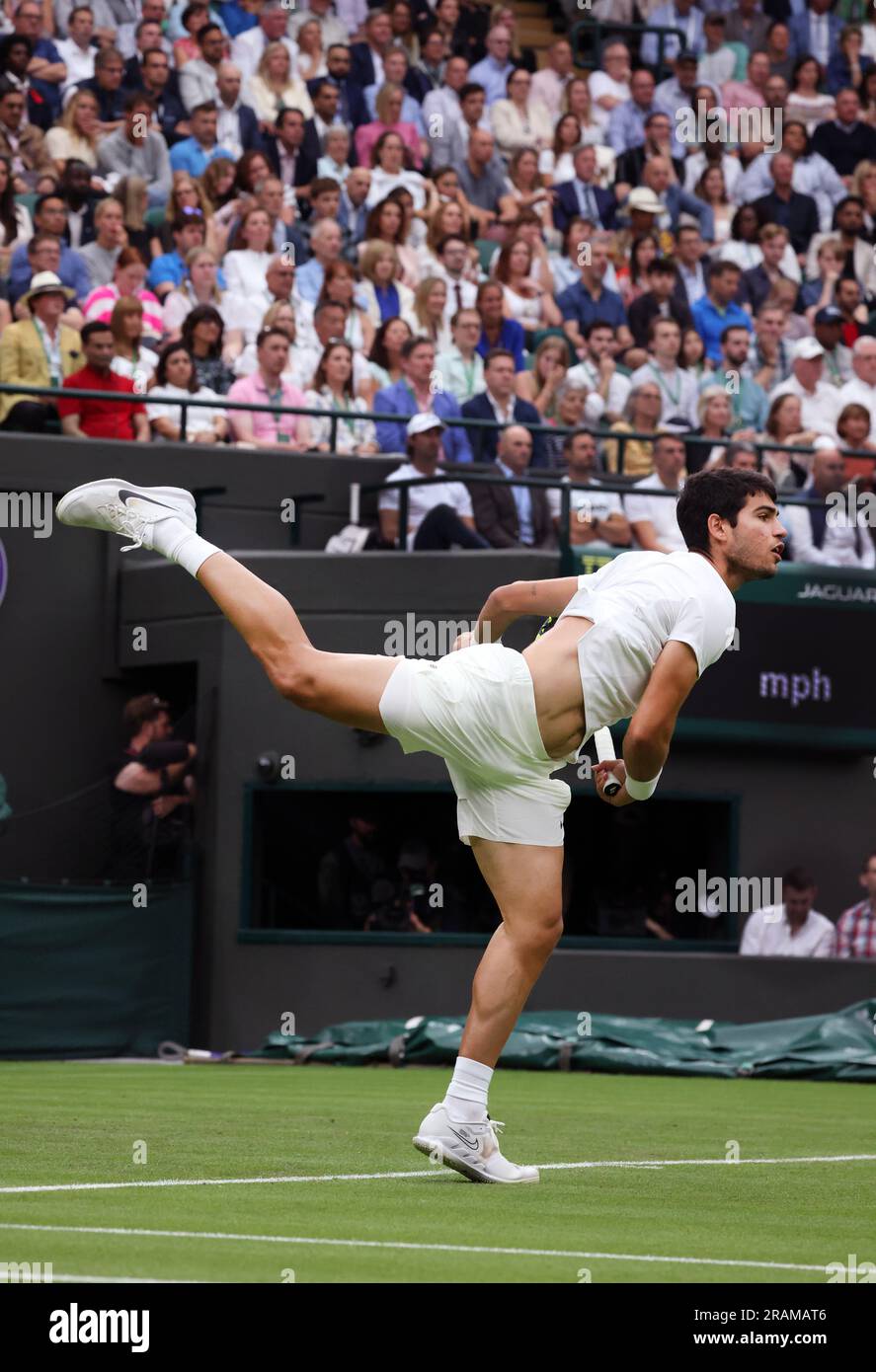 Wimbledon. Carlos Alcaraz de, Espagne. 04th juillet 2023. En action lors du premier match contre Jeremy Chardy, de France, le jour d'ouverture à Wimbledon. Crédit : Adam Stoltman/Alamy Live News Banque D'Images