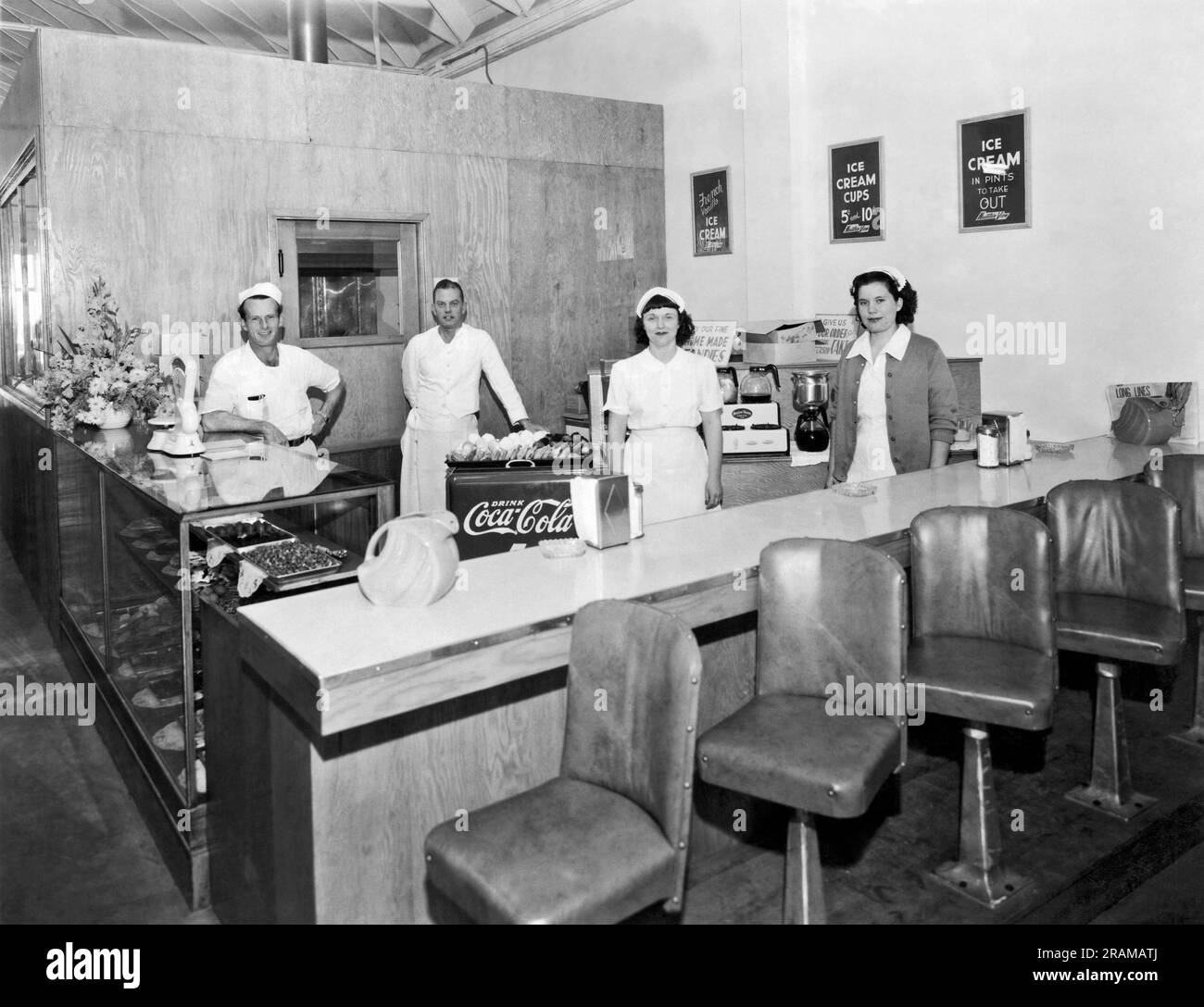 États-Unis : c. 1944. Un comptoir de crème glacée et de desserts qui sert de la crème glacée Mountain View et des gâteaux faits maison, des biscuits et des bonbons. Banque D'Images