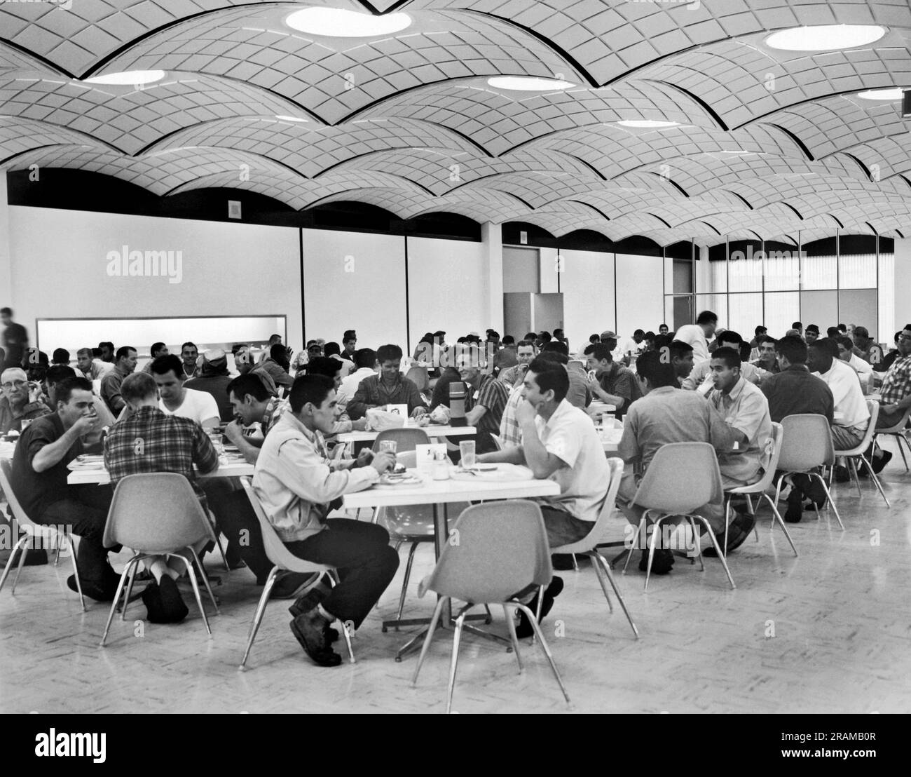 Fremont, Californie: c. 1961. Employés de la cafétéria pour le taux horaire des employés de la nouvelle usine de montage de GM Fremont. Il peut accueillir un total de 1000 personnes à la fois. Banque D'Images