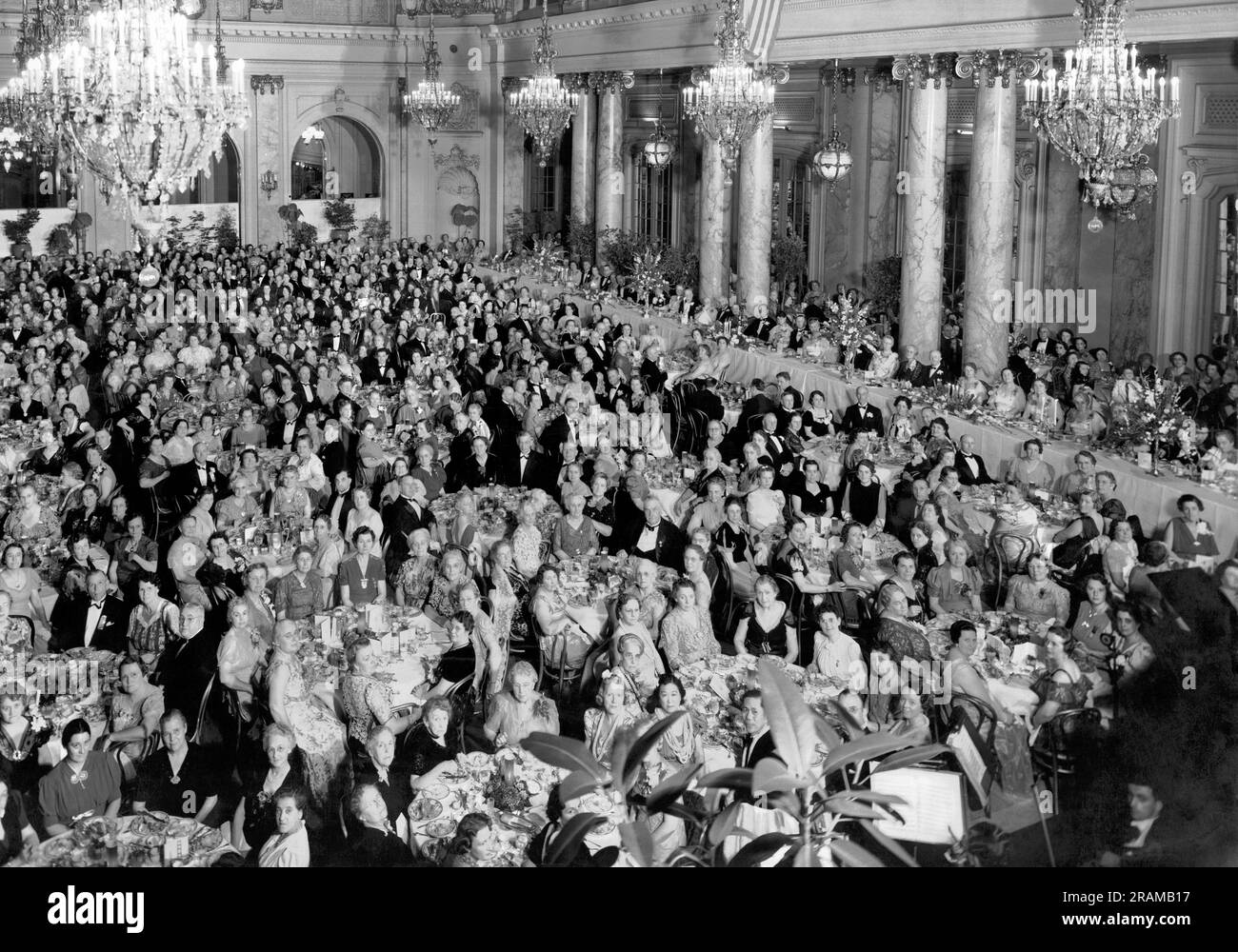 Californie: c. 1930 Une scène de banquet dans un hall élégant. Banque D'Images