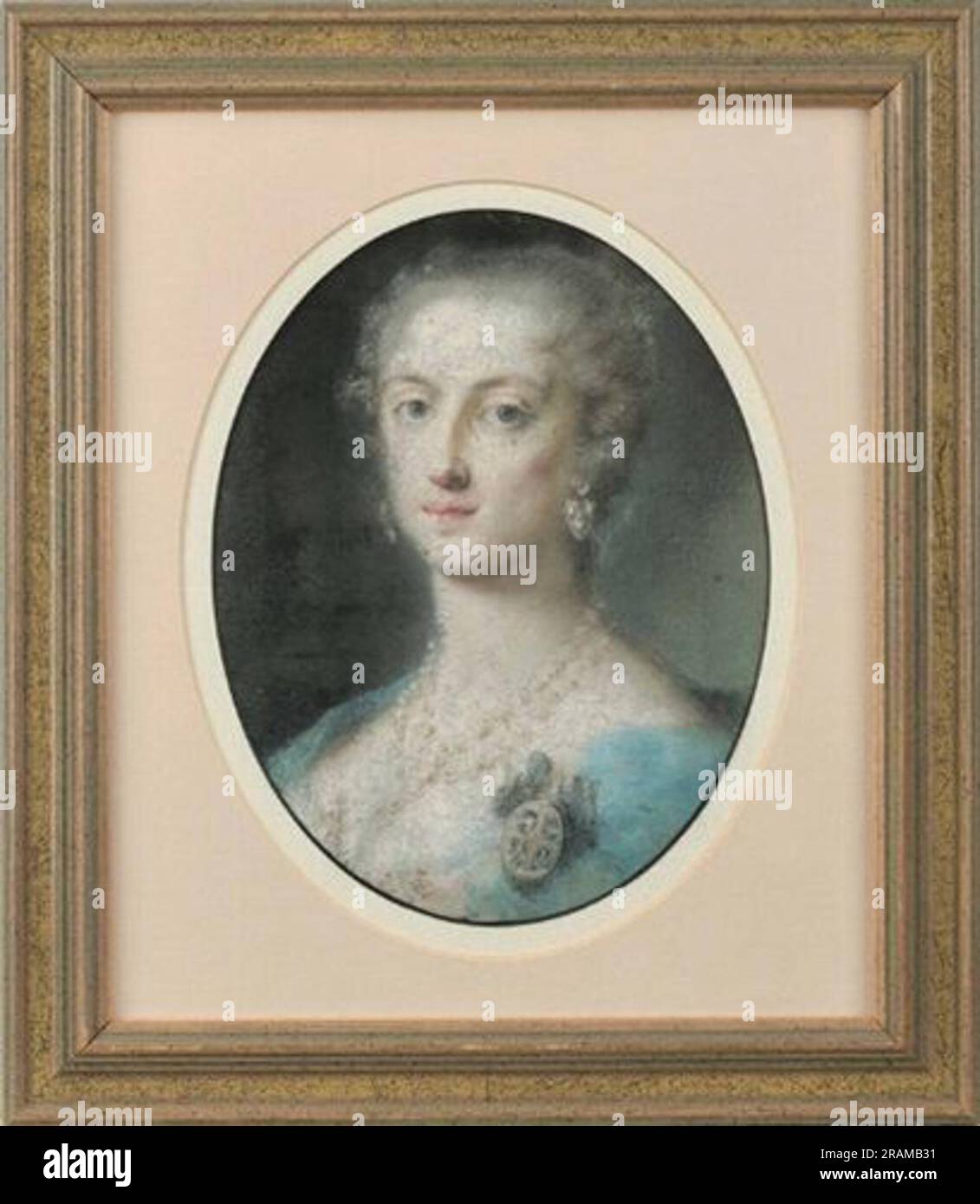Ritratto di dama con collana di perle e spilla con stemma de Rosalba Carriera Banque D'Images