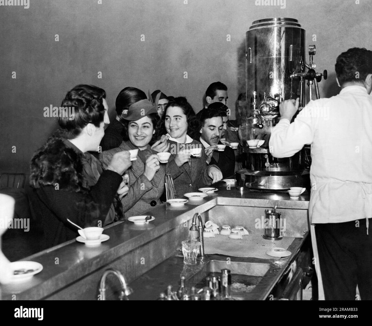 New York, New York : 1939. Les étudiants italiens qui étudient à l'université de Columbia font une pause dans leurs livres dans un café expresso local. Banque D'Images