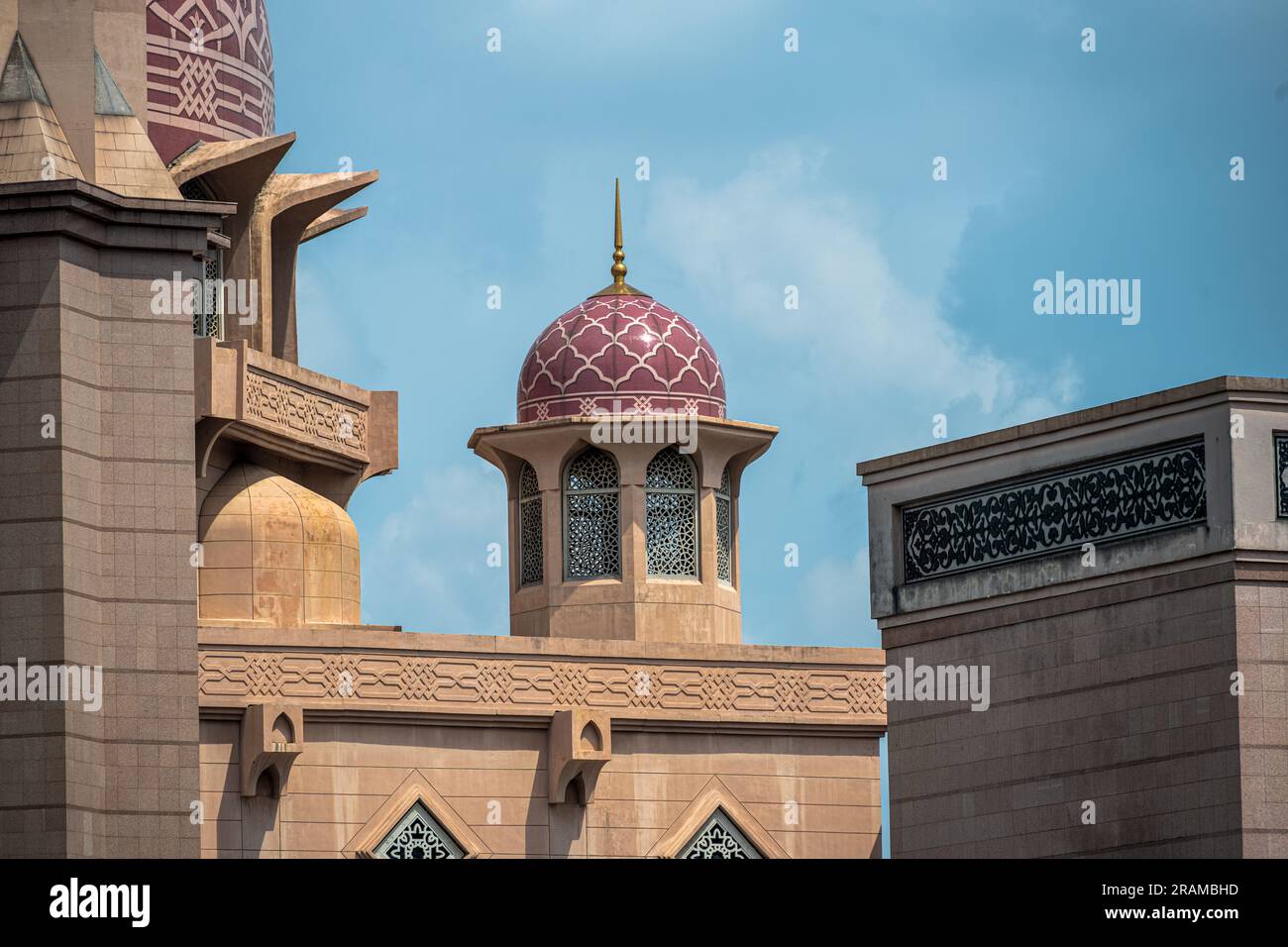 Une image téléobjectif de l'un des dômes de la mosquée rose Banque D'Images