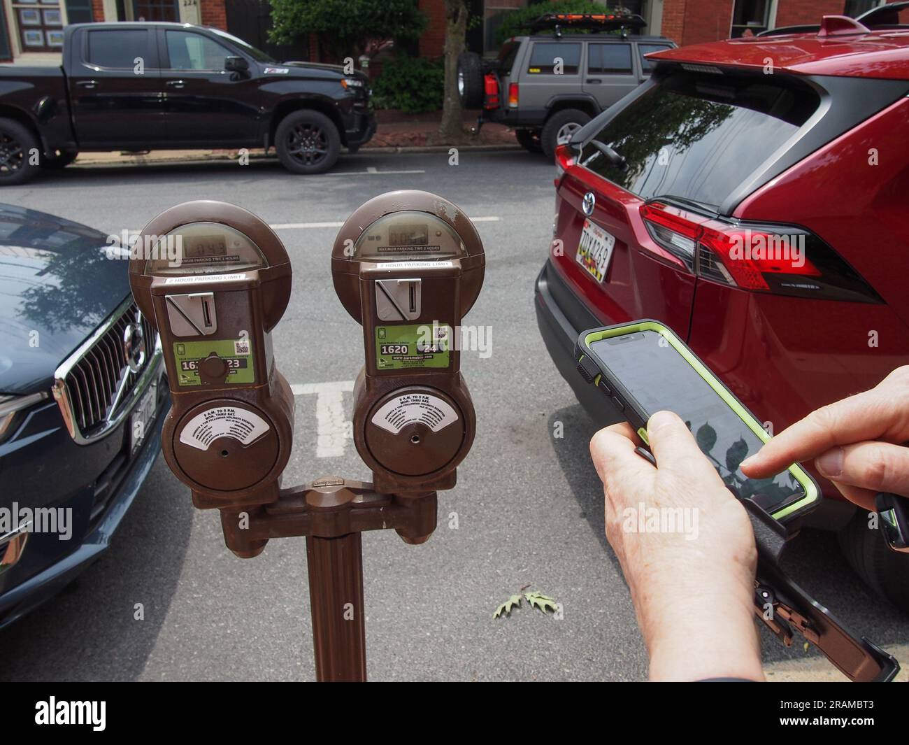 Payer le parking via une application pour smartphone, Frederick, Maryland, 3 juin 2023, © Katharine Andriotis Banque D'Images