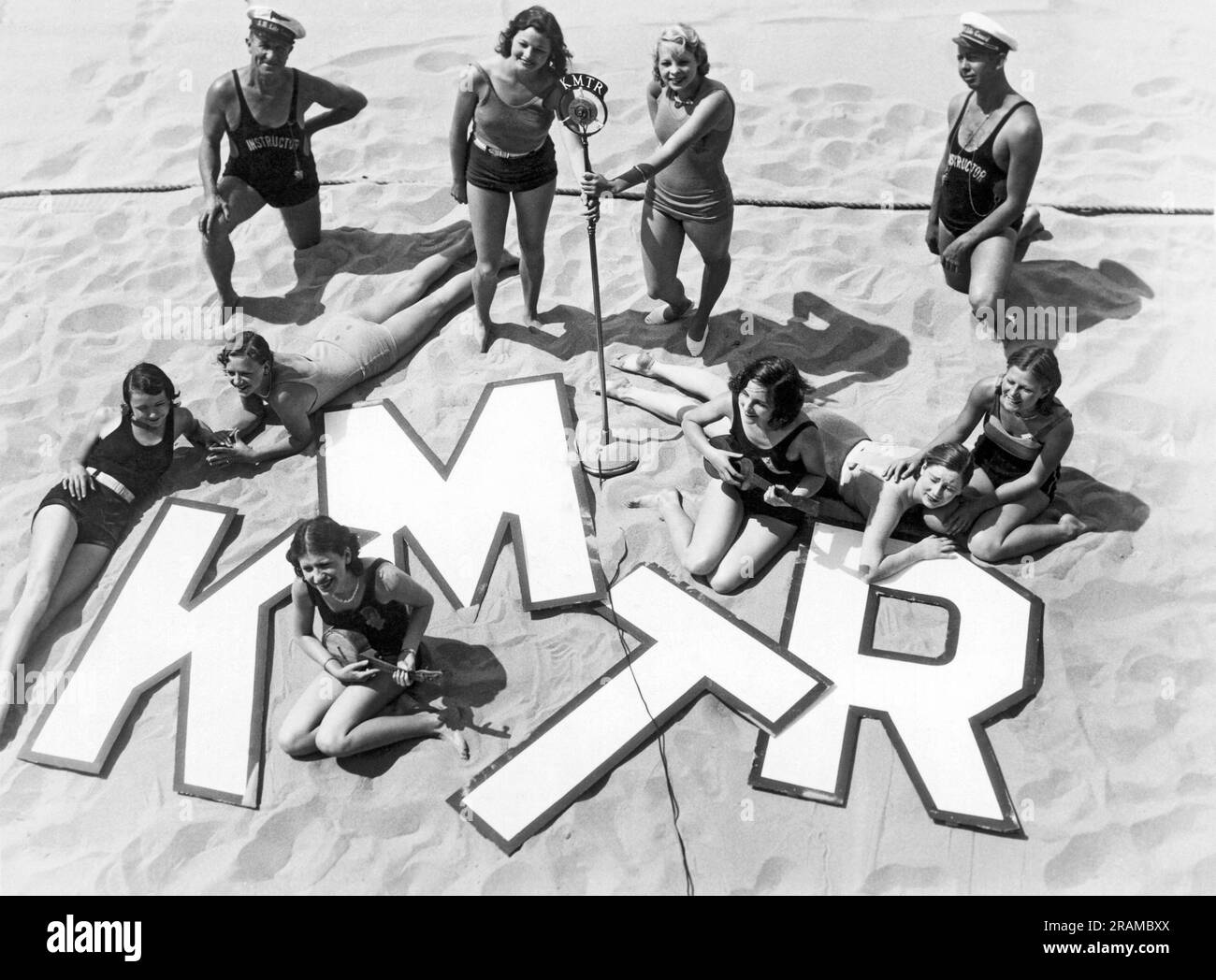 Santa Monica, Californie, vers 1928 la station de radio KMTR prend à la plage pour leur émission quotidienne. Banque D'Images