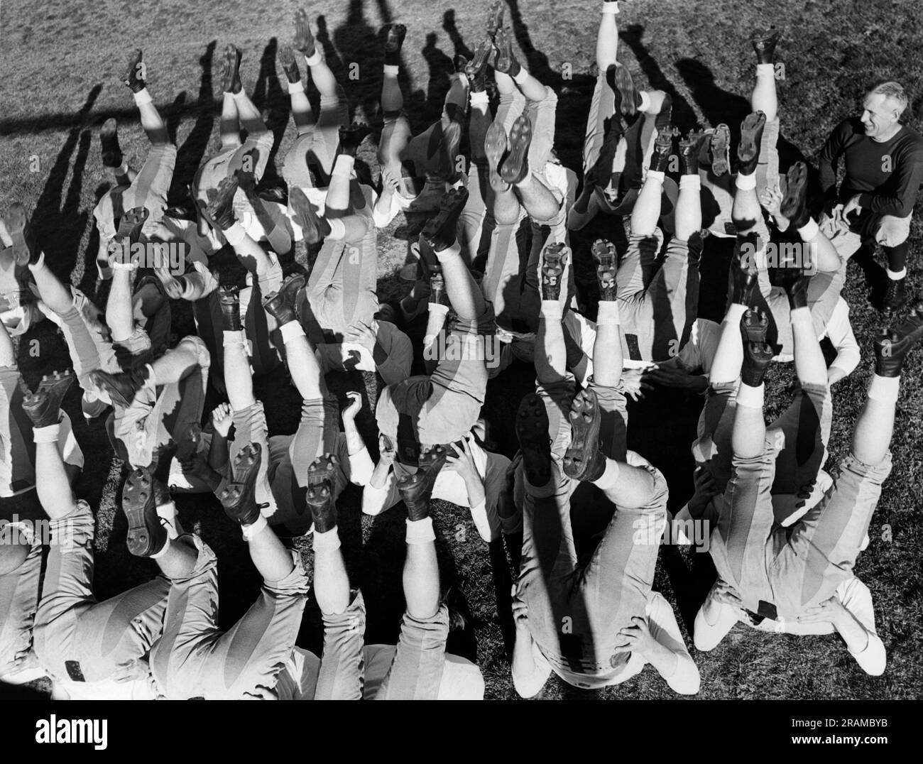 Los Angeles, Californie: 1 mars 1937 l'entraîneur de football de l'USC Howard Jones observe l'équipe de Frosh faire un peu de travail dans le practice de football de printemps. Banque D'Images Los Angeles, Californie: 1 mars 1937 l'entraîneur de football de l'USC Howard Jones observe l'équipe de Frosh faire un peu de travail dans le practice de football de printemps. Banque D'Images