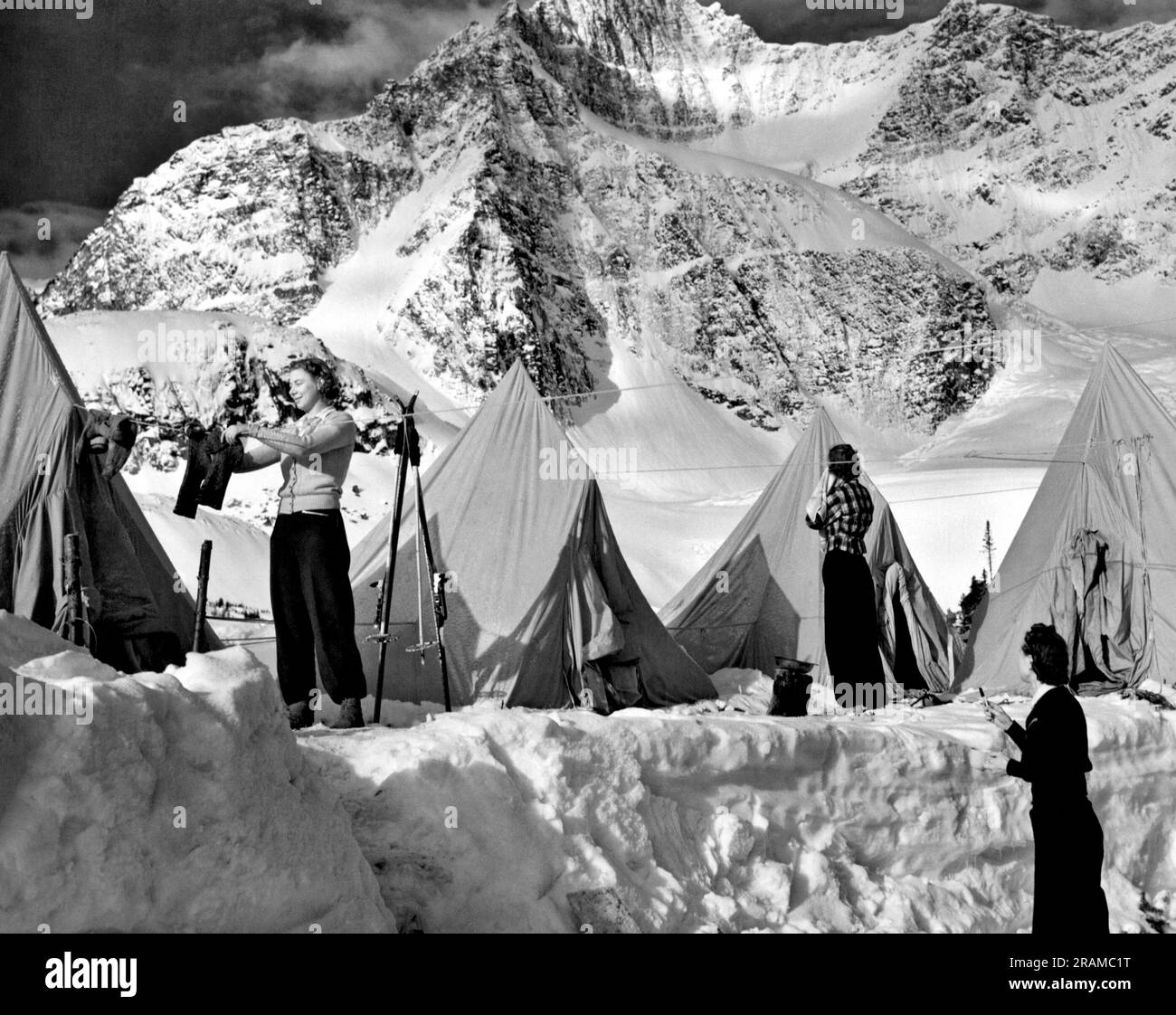 Parc national Jasper, Alberta, Canada : c. 1960 les femmes à leur camp de ski dans la neige au-dessus de timberline, dans la vallée de l'Eremite, dans les Rocheuses canadiennes. Banque D'Images
