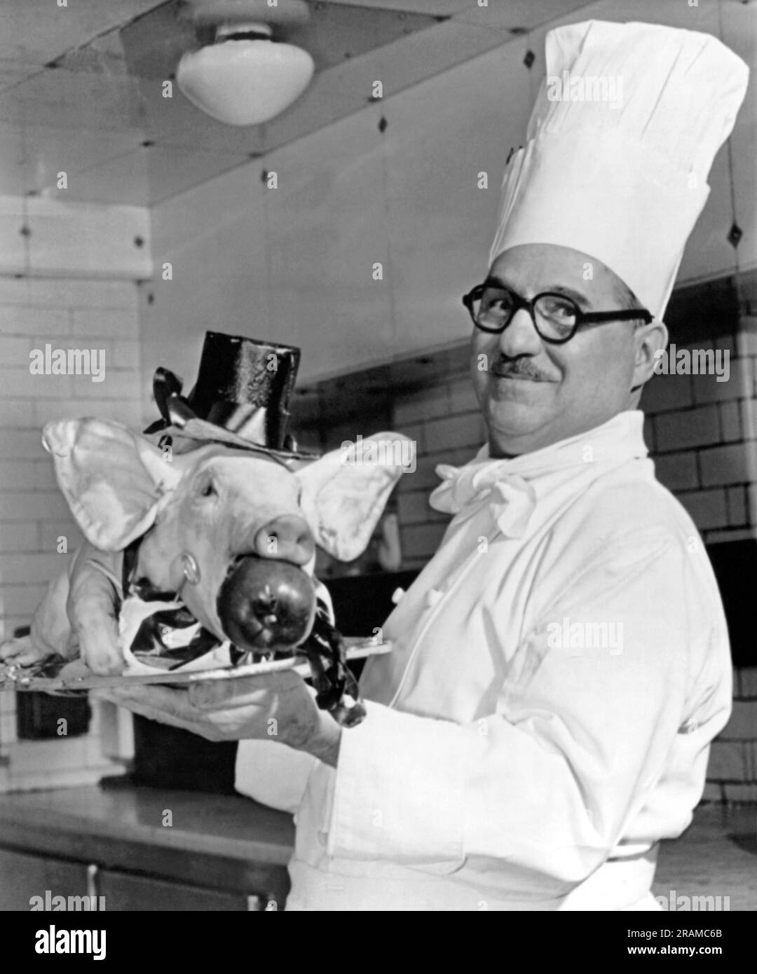 Londres, Angleterre: 28 février 1961. Un cochon rôti, avec chapeau, cravate et queues, à présenter à Winston Churchill et à ses invités au Savoy Hotel de Londres. Banque D'Images