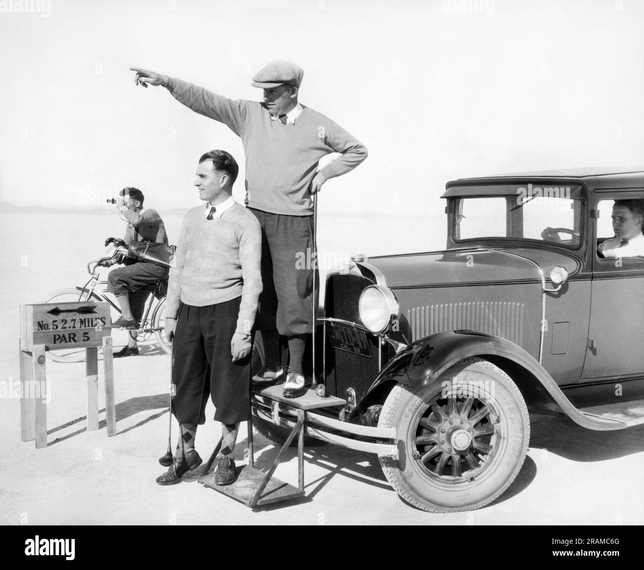 Muroc Dry Lake, Californie : c. 1929. Deux golfeurs jouent sur le parcours de 52 km sur un lit de lac sec dans le désert de Mojave. La surface saline est incroyablement lisse, avec des entraînements souvent sur un demi-mile, donc les 2,7 miles, par 5 pour le 5th trou. C'est maintenant le domicile de la base aérienne d'Edwards. Banque D'Images