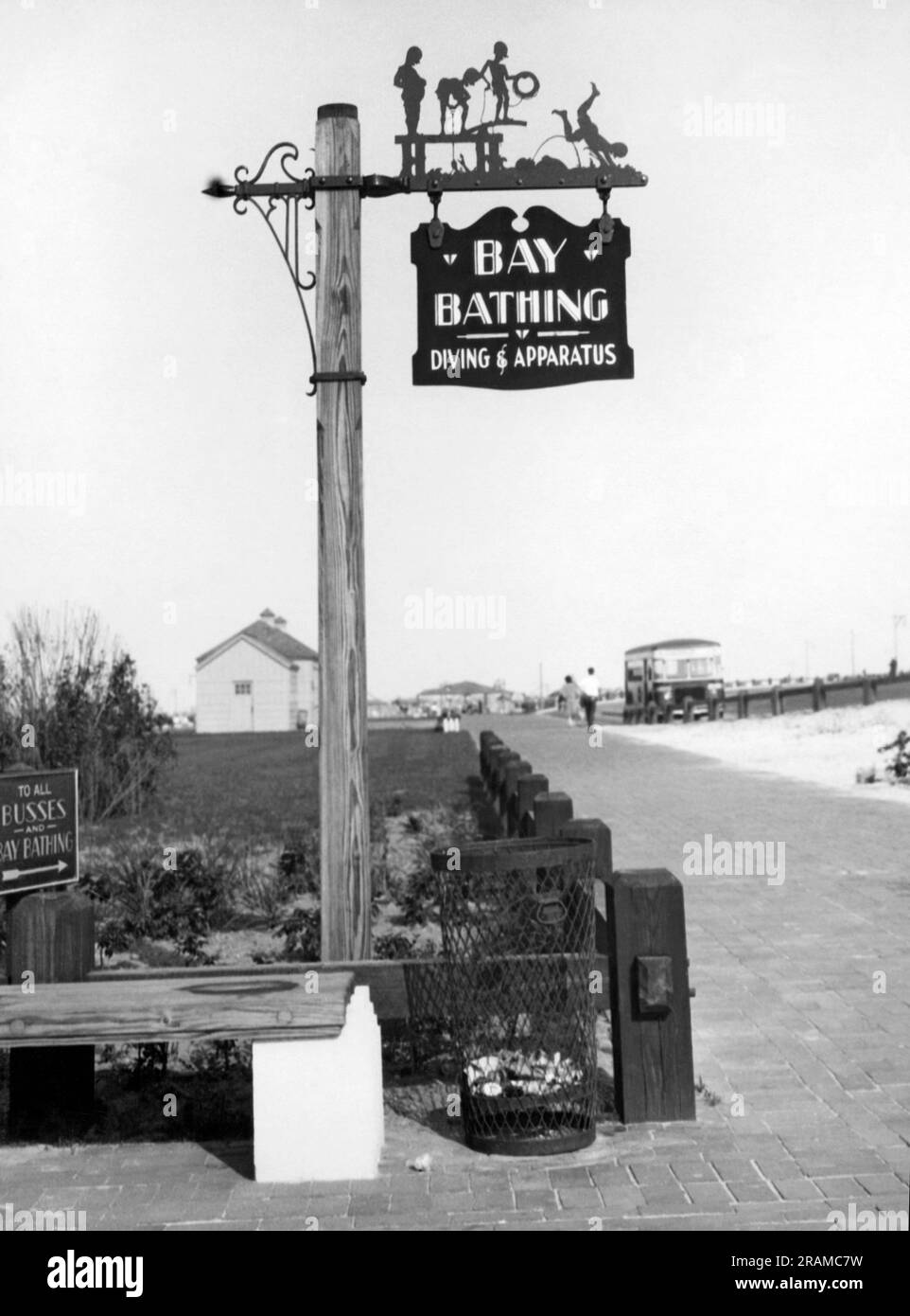 Long Island, New York : c. 1928. Des panneaux décoratifs uniques sont maintenant utilisés au parc national de Jones Beach. Celui-ci pointe vers la baie. Banque D'Images