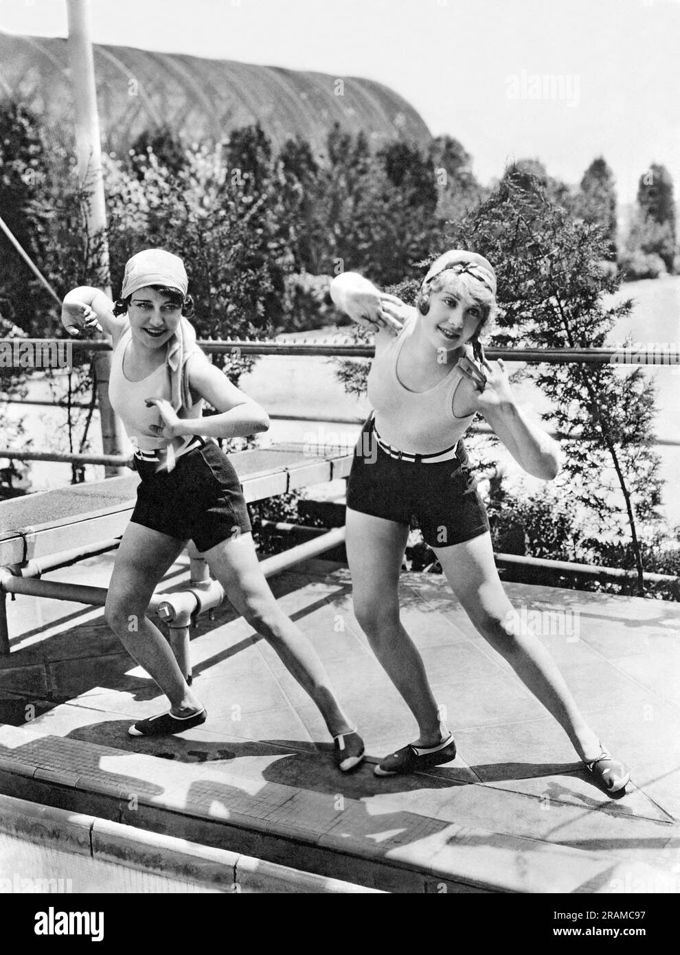 Hollywood, Californie: c. 1927 les actrices Dorothy Sebastian (à gauche) et Anita page dépeignent les sirènes modernes comme ils s'exercent ensemble près de la piscine sur le terrain MGM. Banque D'Images