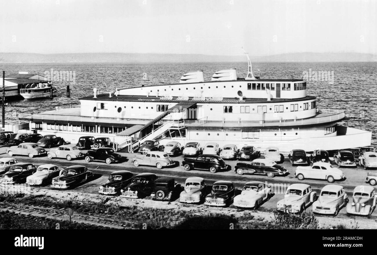 Tacoma, Washington: c. 1948 le restaurant « Top of the Ocean » qui a été construit comme un ferry sur le front de mer de Tacoma. Il a été construit sur des pilotages et est devenu le meilleur spot de nuit de Tacoma avec musique d'orchestre et danse en direct. Les clients peuvent arriver par terre ou par eau. Banque D'Images