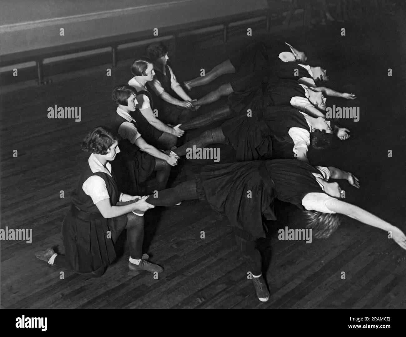 New York, New York, 16 décembre 1925 les étudiants de l'école de Savage de l'éducation physique pratiquent un système de gymnastique danoise pour savoir quel degré de flexibilité hassa a été retenu depuis l'enfance. Banque D'Images