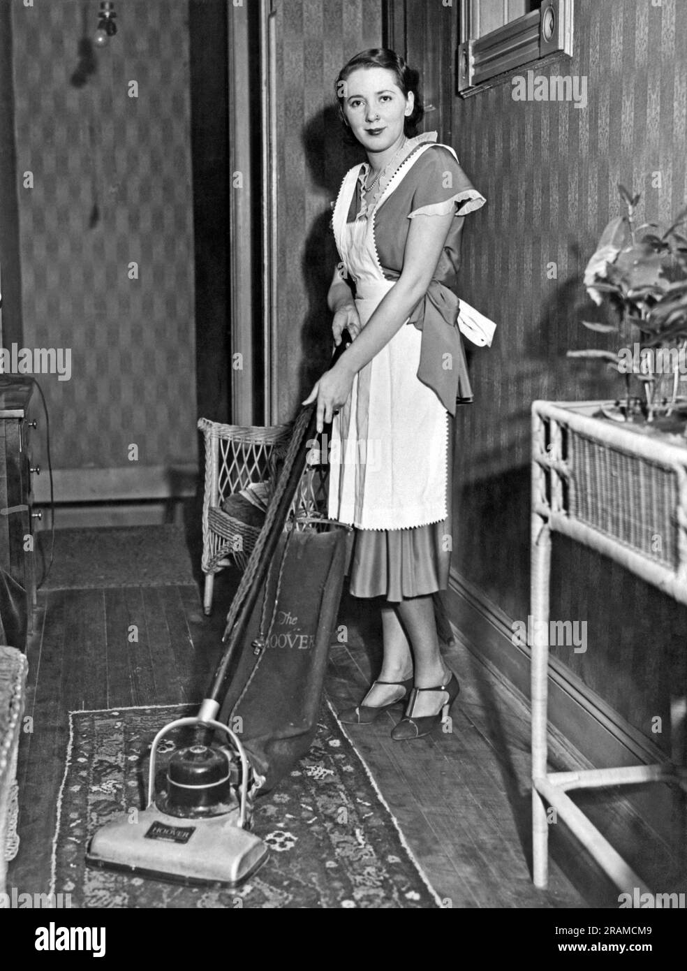 New York, New York : 1929. Marie Bard, 22 ans, qui est le modèle de l'affiche de la Croix-Rouge de 1930 et du timbre-poste américain illustré par l'artiste Lawrence Wilbur. Elle ne fume pas, ne reste pas en retard, et cuit et nettoie pour sa mère, une pharmacienne, et son père, un importateur de café et de thé, à Astoria, Queens. Banque D'Images