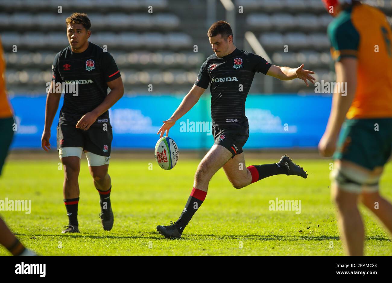 Cape Town, AFRIQUE DU SUD - Mardi 04 juillet 2023, Connor Slevin, d'Angleterre, prend le contact lors du championnat du monde de rugby U20 entre l'Australie et l'Angleterre au stade Athlone à Cape Town, en Afrique du Sud. Banque D'Images