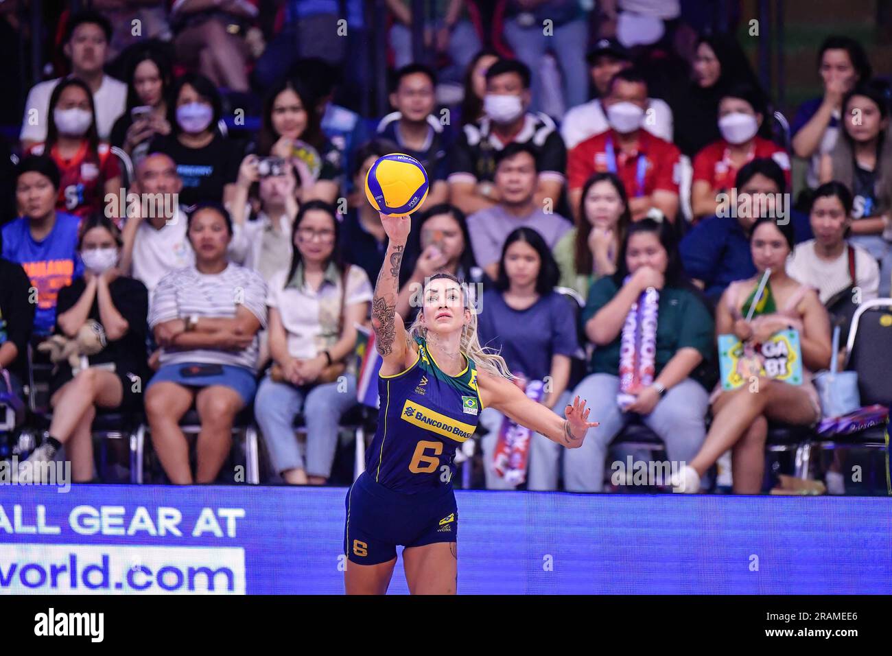 Bangkok, Thaïlande. 02nd juillet 2023. Thaisa du Brésil vu en action lors de la FIVB Volleyball Women's Nations League entre la Thaïlande et le Brésil au stade intérieur de Hua Mak. Score final; Thaïlande 0:3 Brésil. (Photo par Amphol Thongmueangluang/SOPA Images/Sipa USA) crédit: SIPA USA/Alay Live News Banque D'Images