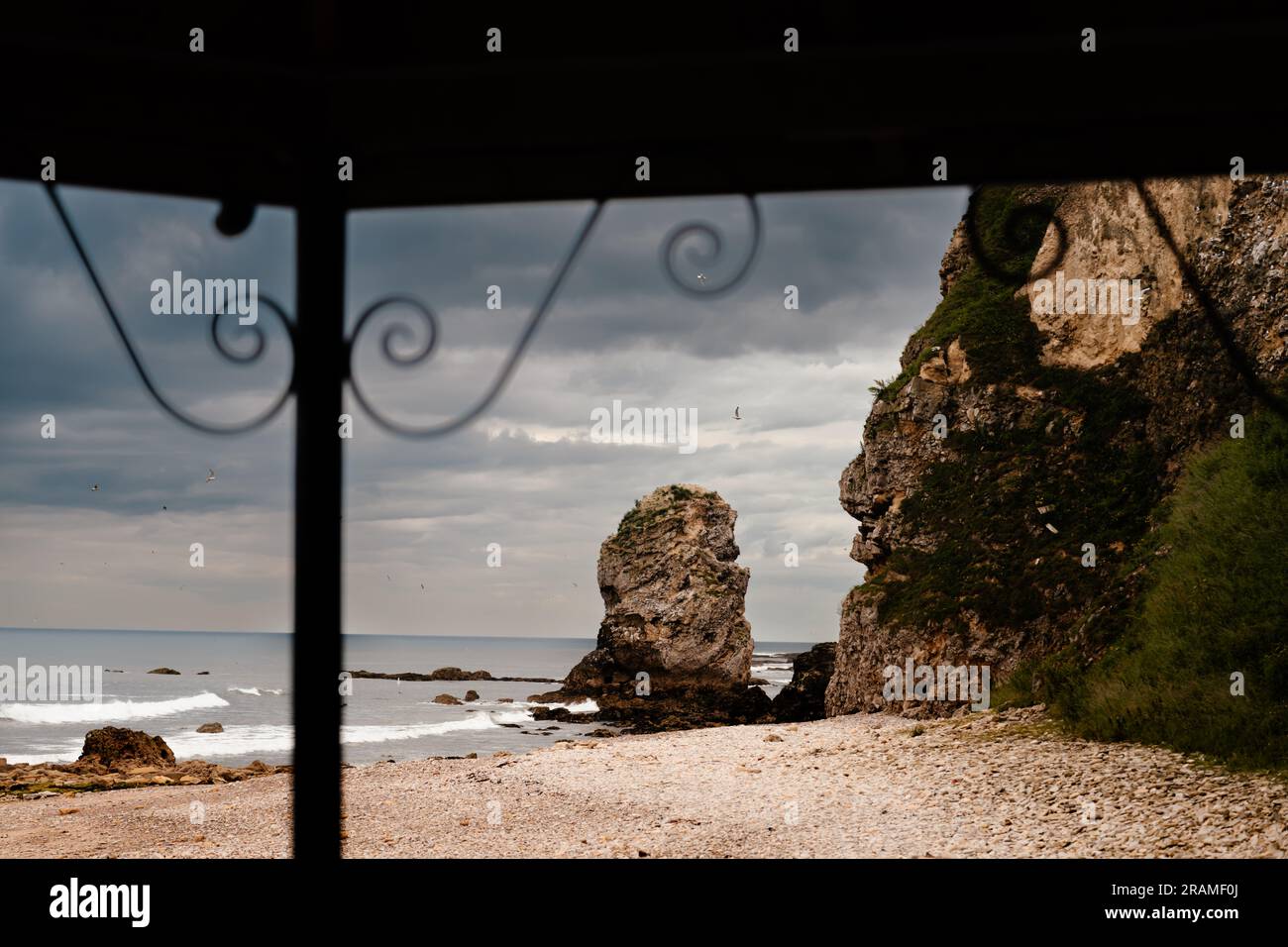 Marsden Rock dans la baie de Marsden vue à travers le gazebo de la grotte de Marsden, South Shields, avec la marée arrivant lentement. Banque D'Images