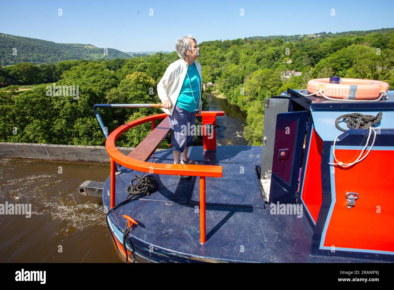 Canal narrowboat traversant 38 mètres au-dessus de la vallée de la rivière Dee sur l'aqueduc de Pontcysyllte près de Llangollen North Wales, un site du patrimoine mondial de l'UNESCO Banque D'Images