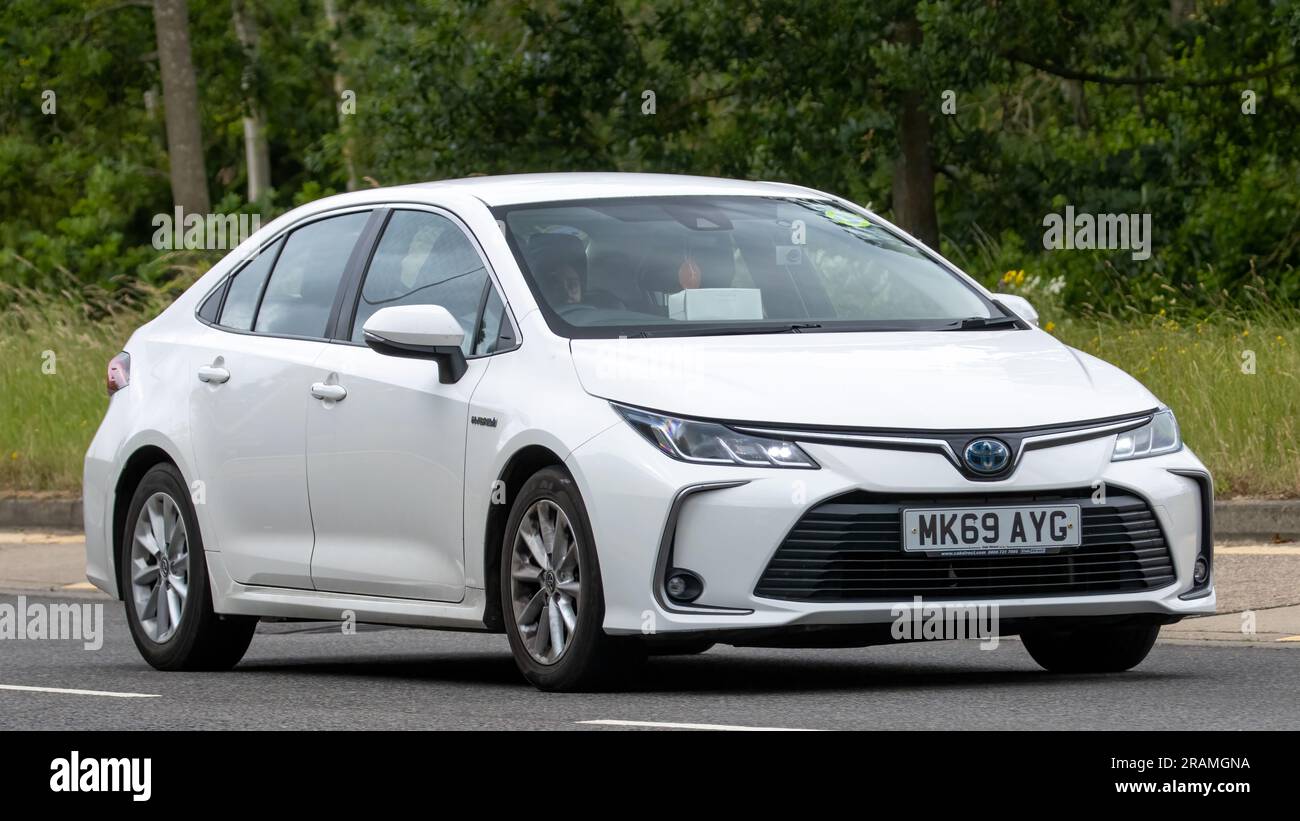 Milton Keynes, Royaume-Uni - 2 juillet 2023. 2019 TOYOTA COROLLA ICON VVT-I HEV CVT hybride voiture électrique circulant sur une route de campagne anglaise Banque D'Images