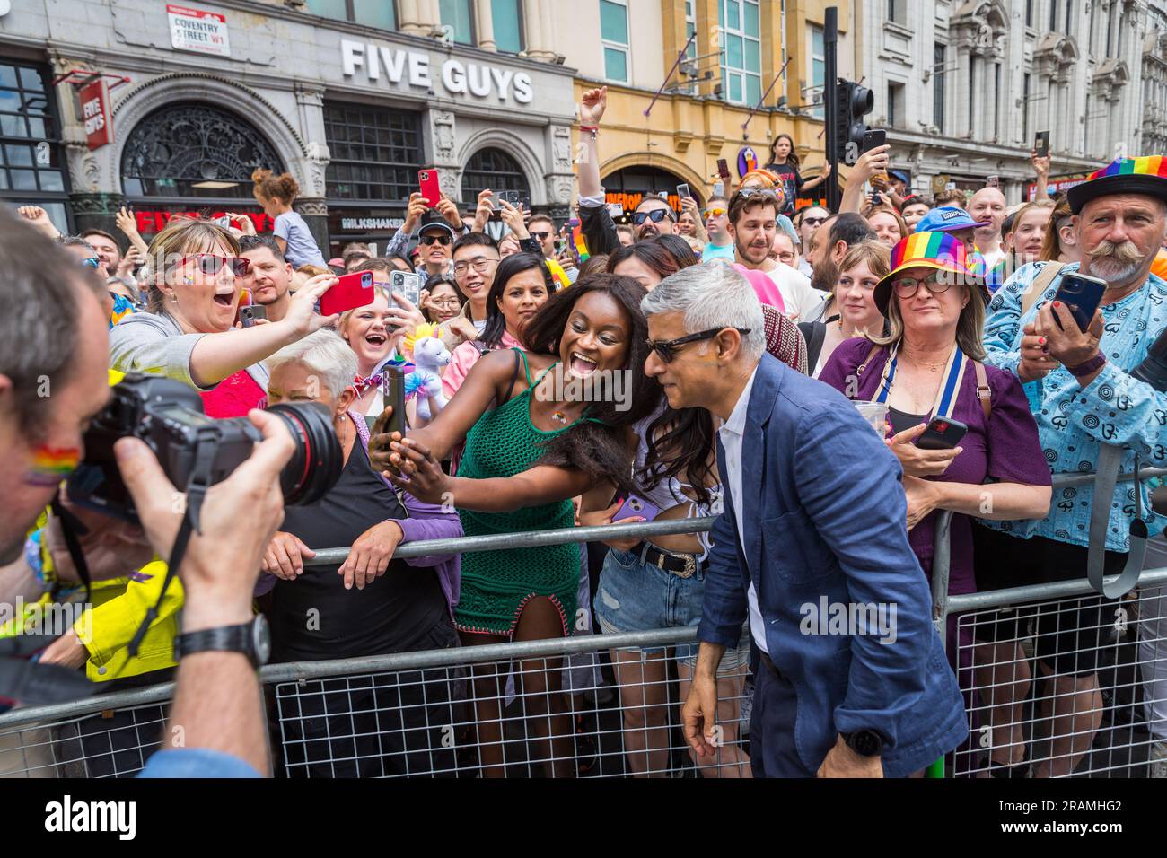 Sadiq Khan, maire de Londres, prenant des selfies avec des fans pendant le défilé Pride in London Banque D'Images