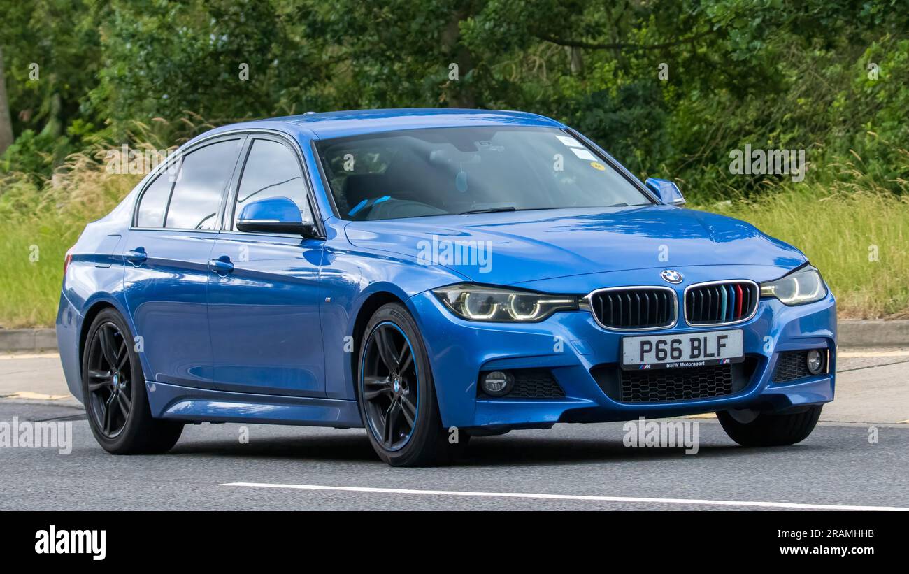 Milton Keynes, Royaume-Uni - 2 juillet 2023. 2017 voiture bleue BMW 320 voyageant sur une route de campagne anglaise Banque D'Images