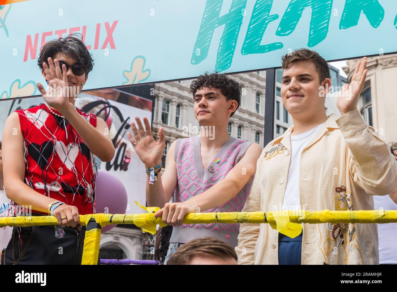 William Gao, Joe Locke et Tobie Donovan (casting de Heartstopper) sur un char à Pride à Londres Banque D'Images