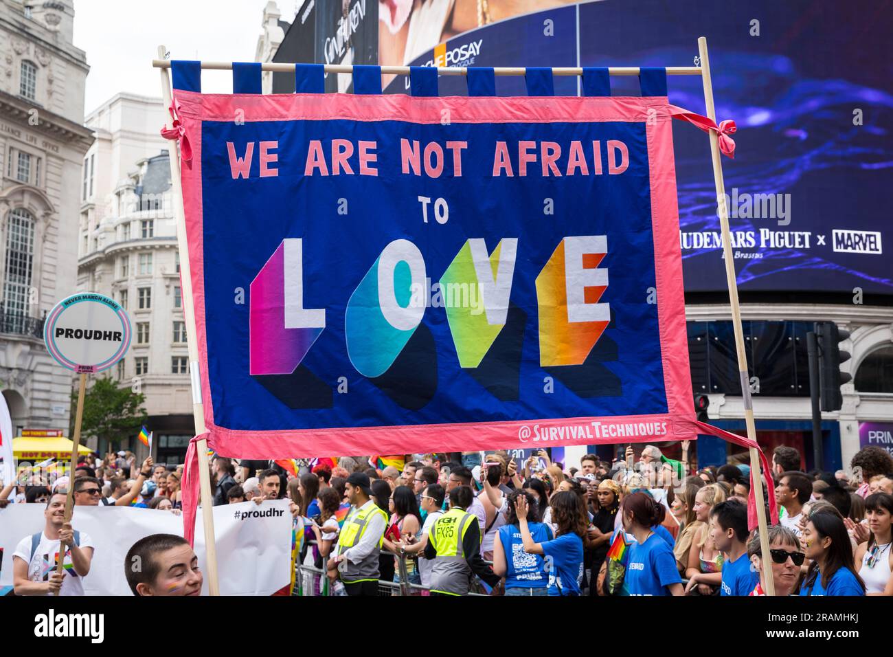 Bannière à Pride à Londres : « nous n’avons pas peur d’aimer » Banque D'Images