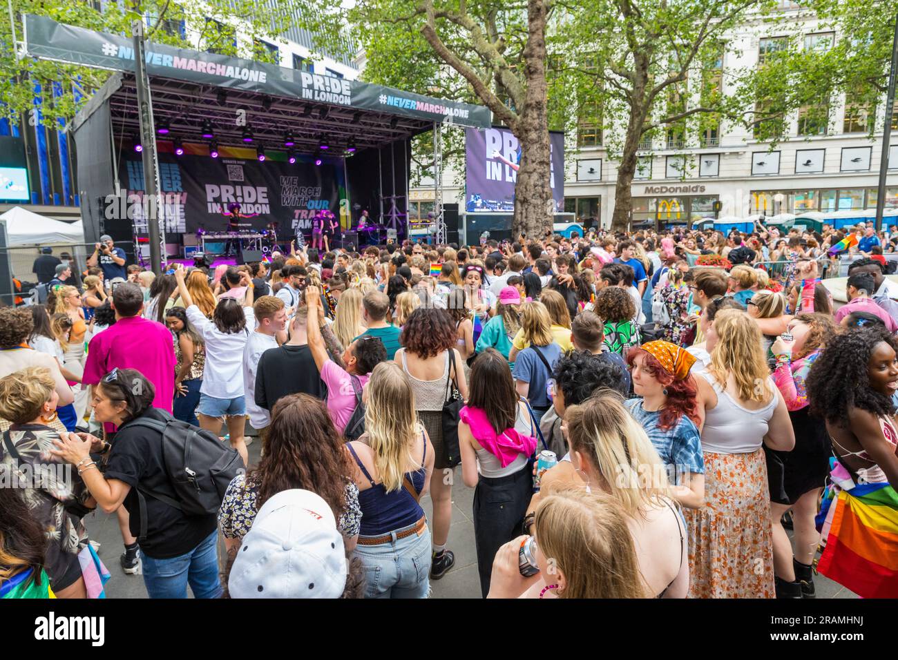 Vue générale de la foule et de la scène à Leicester Square pendant la Pride à Londres Banque D'Images